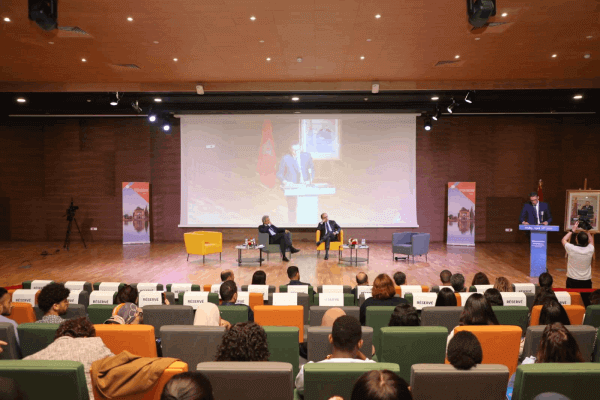 Rencontre de M. Jihad Azour, Directeur du Département Moyen Orient et Asie Central du Fond Monétaire International et les étudiants volontaires lors des Assemblées Annuelles 2023 de la Banque Mondiale et du FMI
